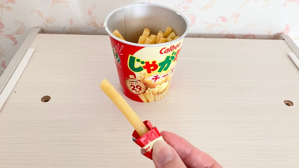 じゃがりこのフタを使って食べる様子