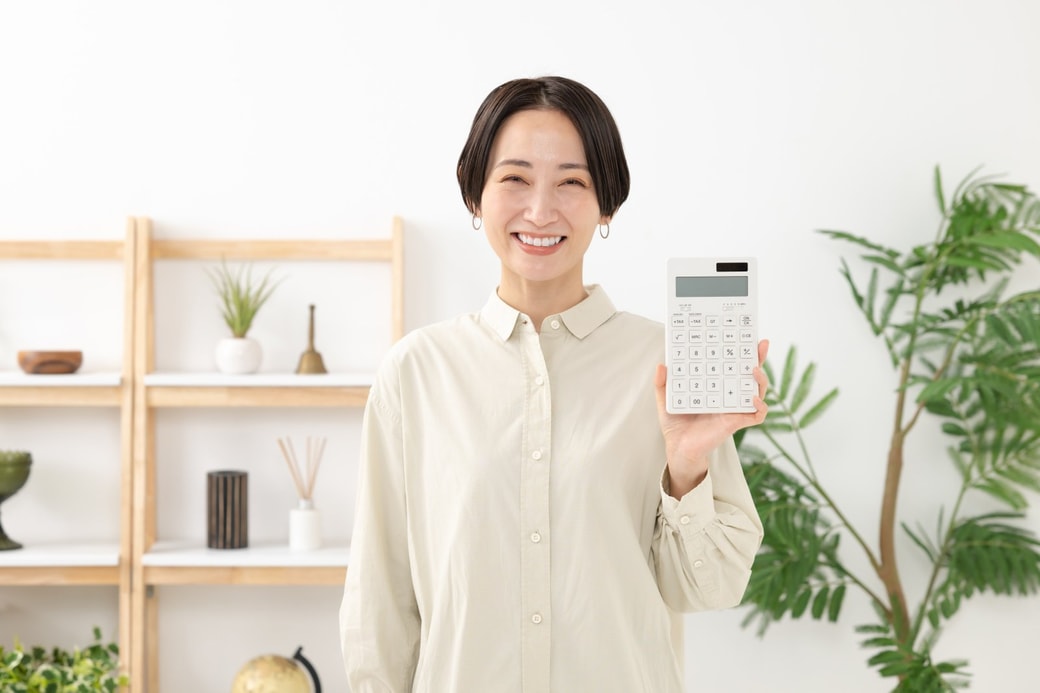 節約する女性