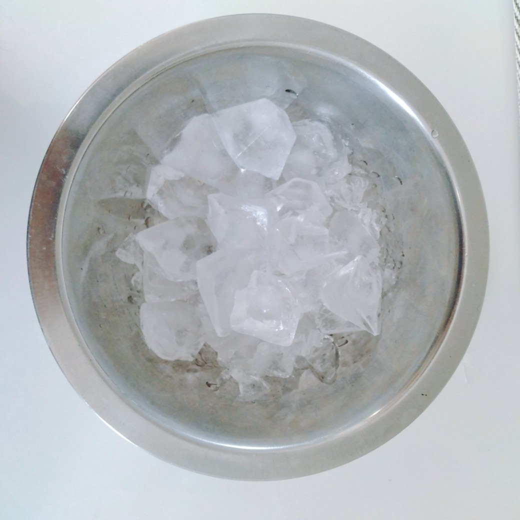 氷を入れたボウル