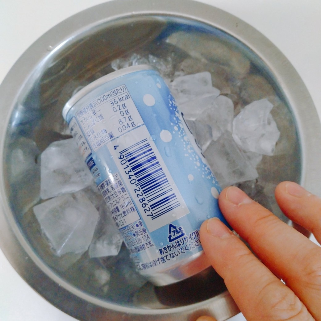 氷に入れた缶ジュース