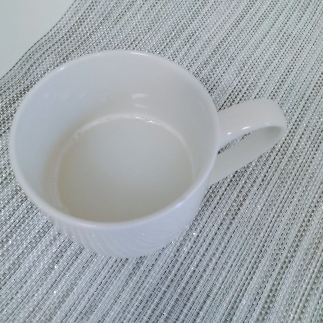 カルピスソーダを入れたカップ