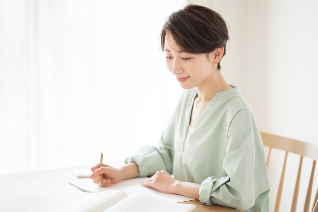 勉強する女性