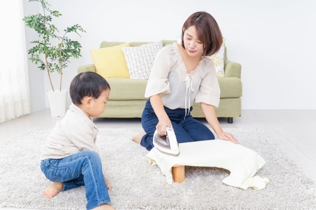 家事・育児をする女性