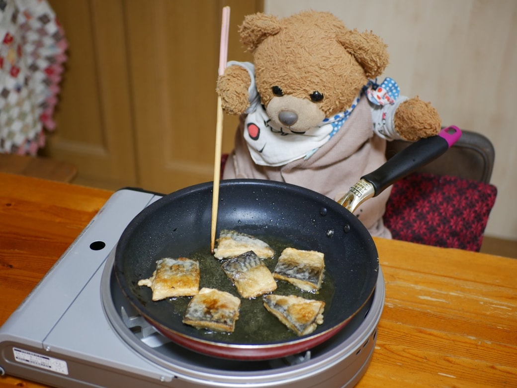 サバを揚げ焼きする