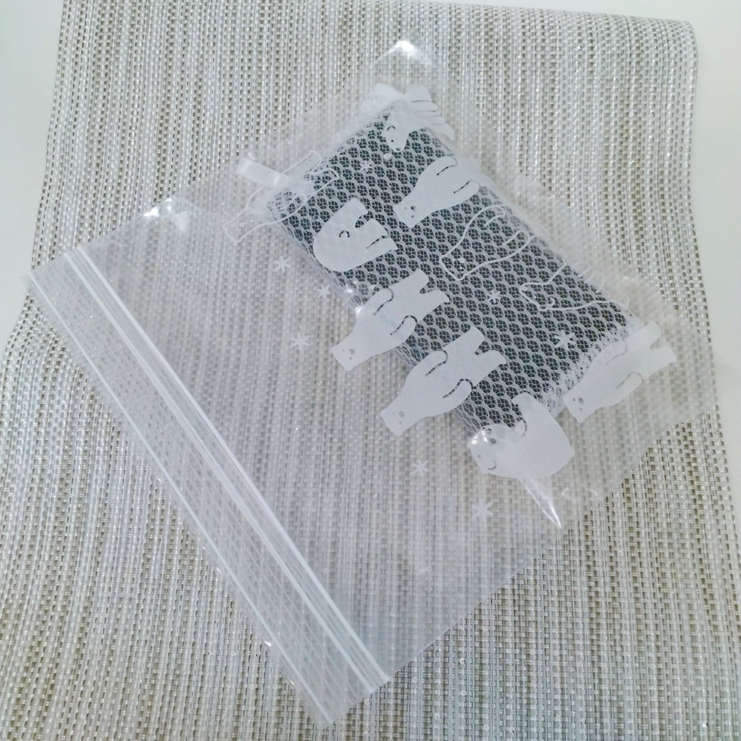プラスチック食材保存袋に入れたスポンジ