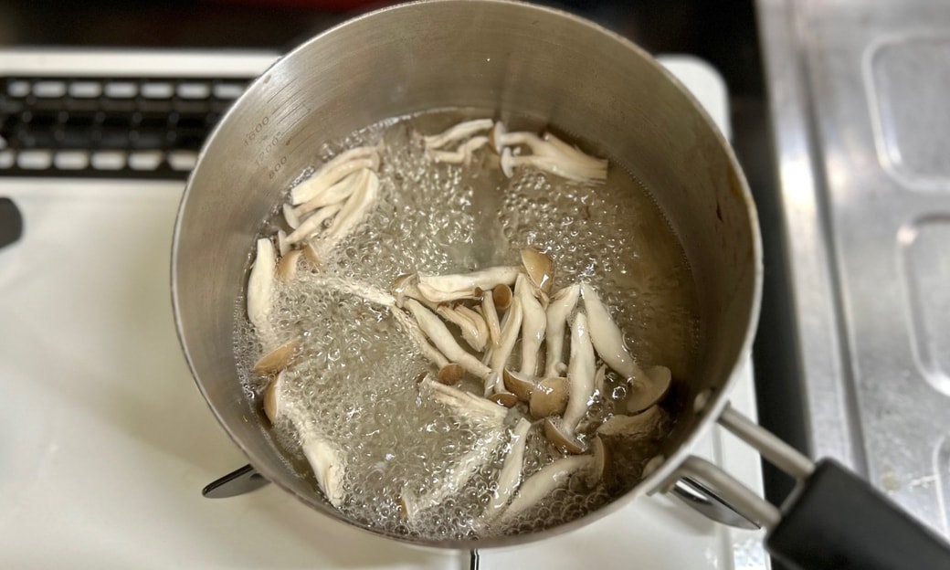 きのこ煮る