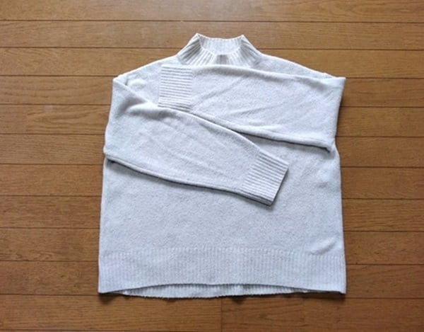 画期的なたたみ方の両袖をたたんだところ