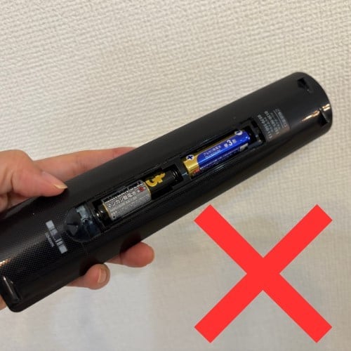 違う種類の電池を入れたリモコン