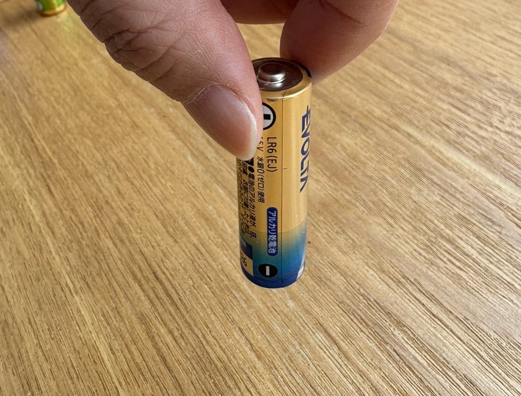 電池を掴んでいる指