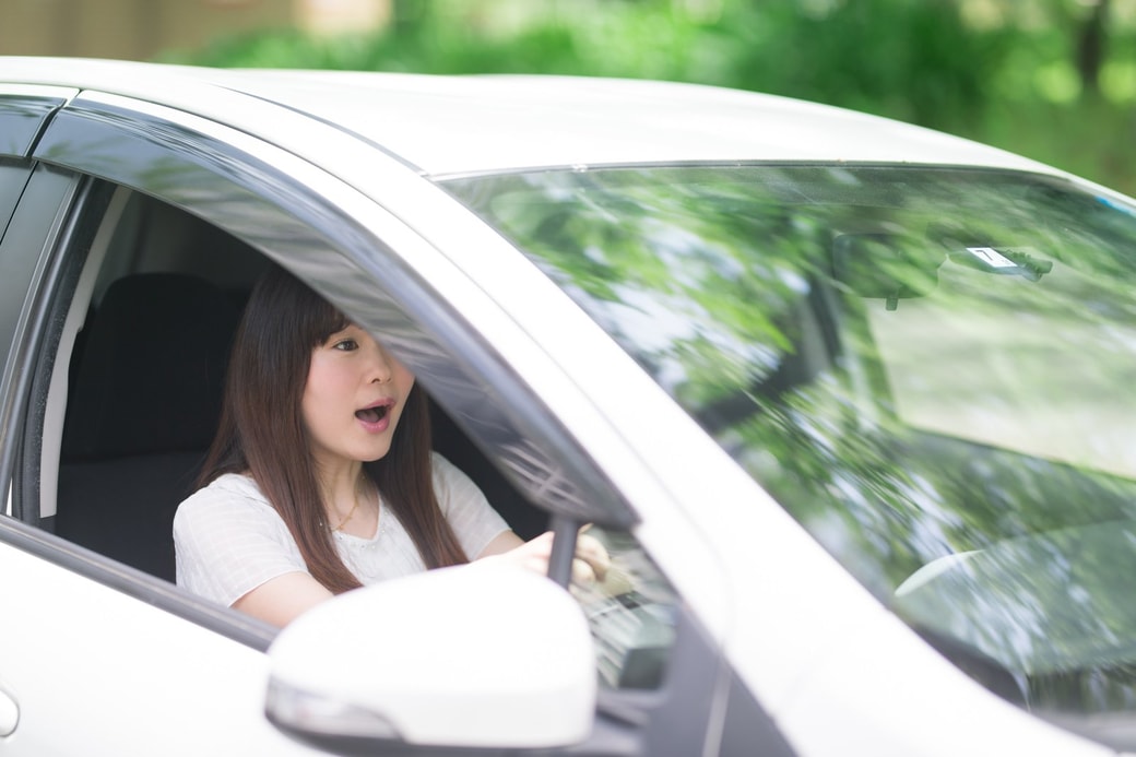 車に乗る女性