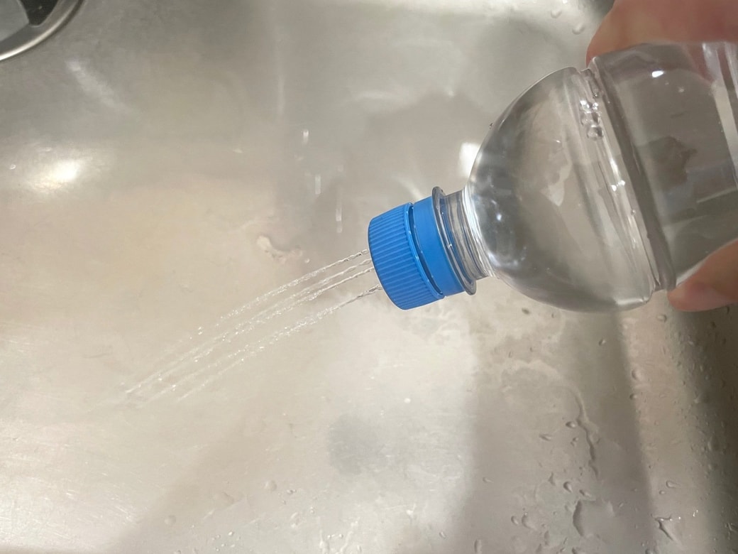 逆さにして軽く押すと簡易シャワーになる