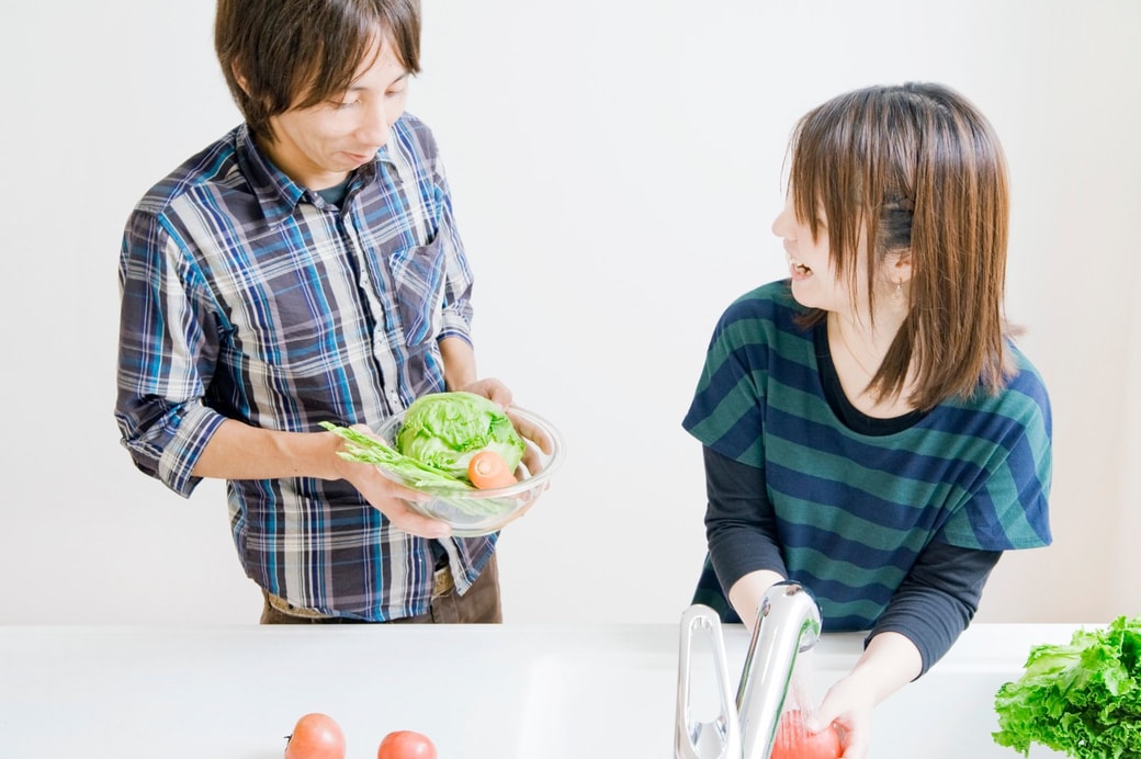 キッチンで会話をする夫婦