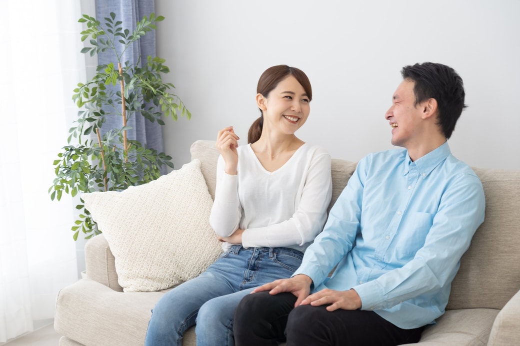 リビングで会話をする夫婦