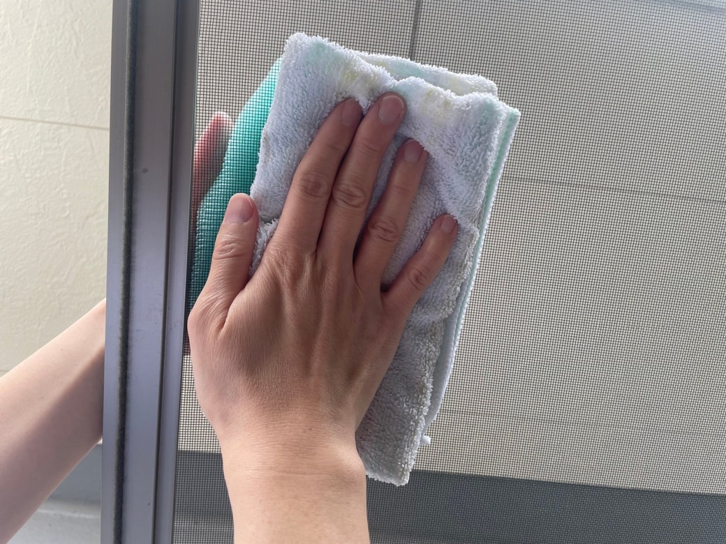 外側にボディタオル、室内側をタオルにして挟んで拭く