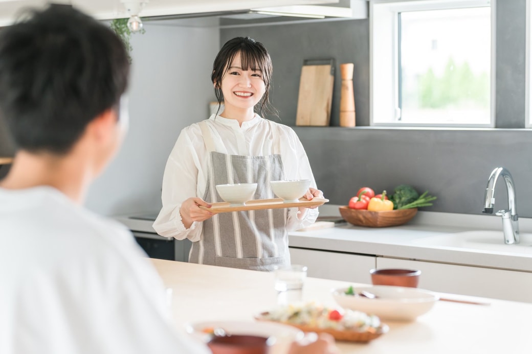 朝食を用意する人