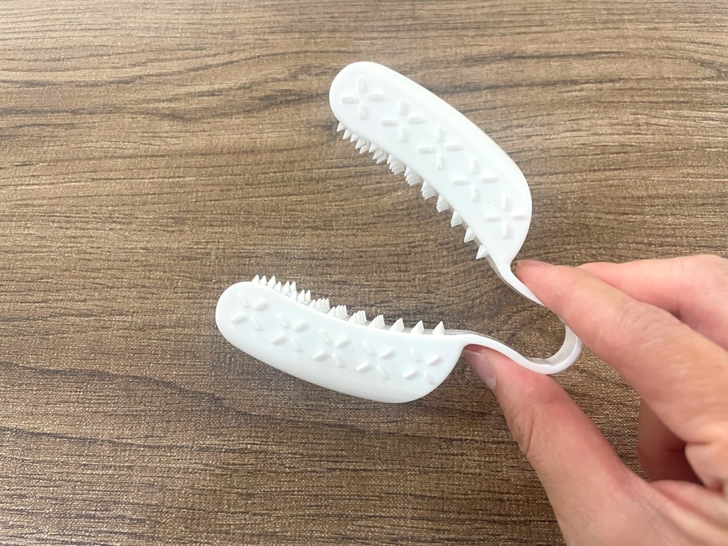 グリップの片面と内側に突起がある