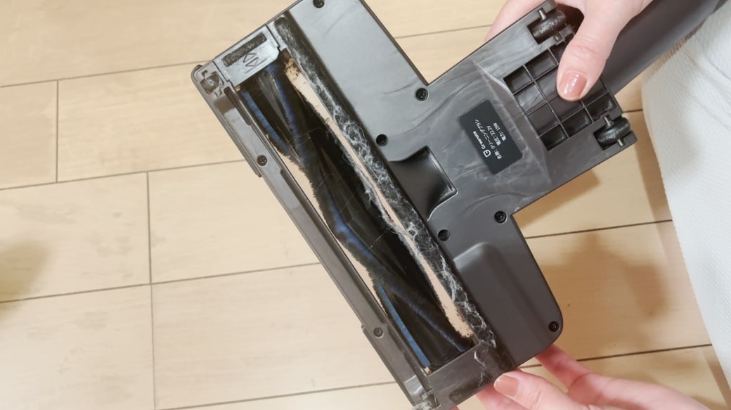 お手入れ前の掃除機ヘッド裏