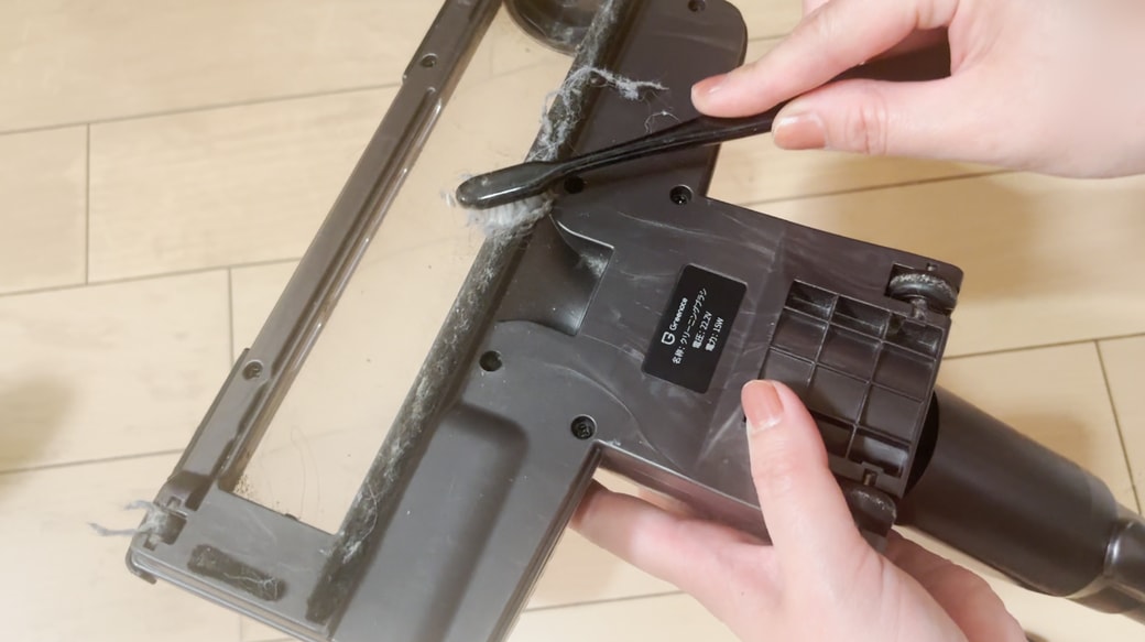 歯ブラシでホコリを落とす