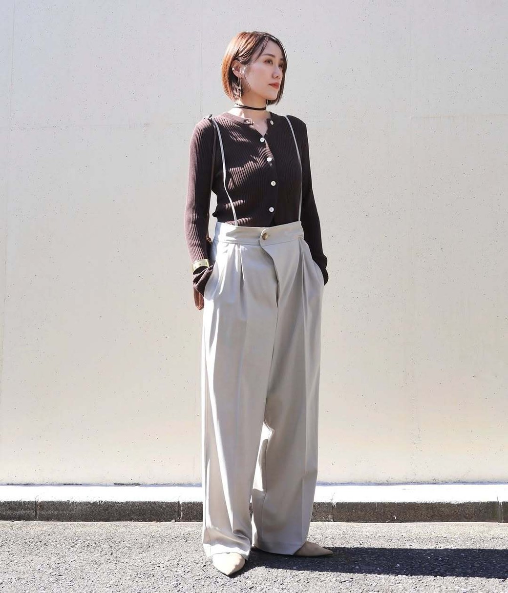上品な色味でまとめれば大人女性にぴったりのコーデに。