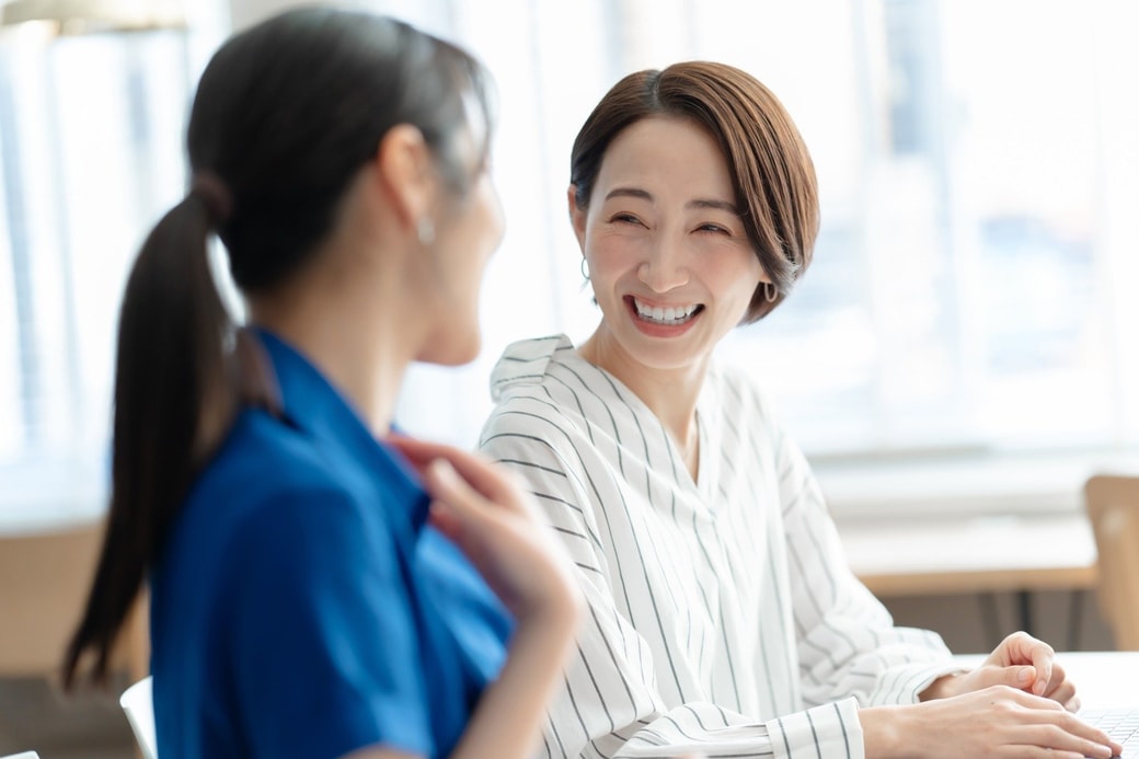 笑顔で会話する女性
