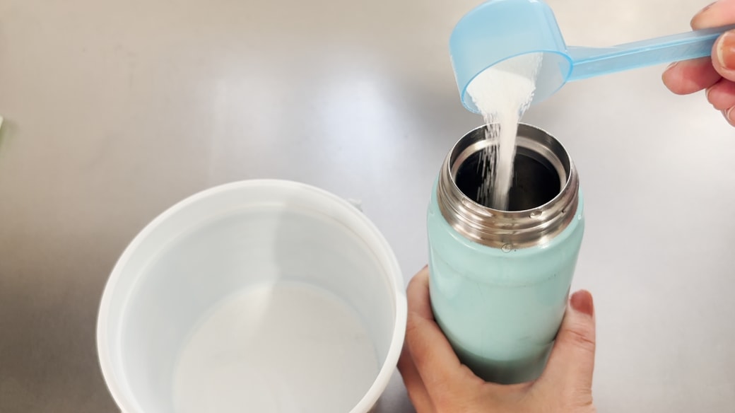 水筒へオキシクリーンを入れる