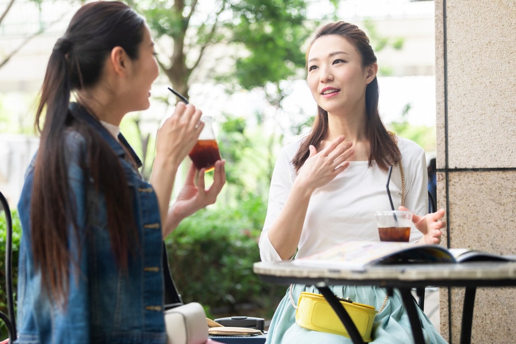 カフェで話す女性たち