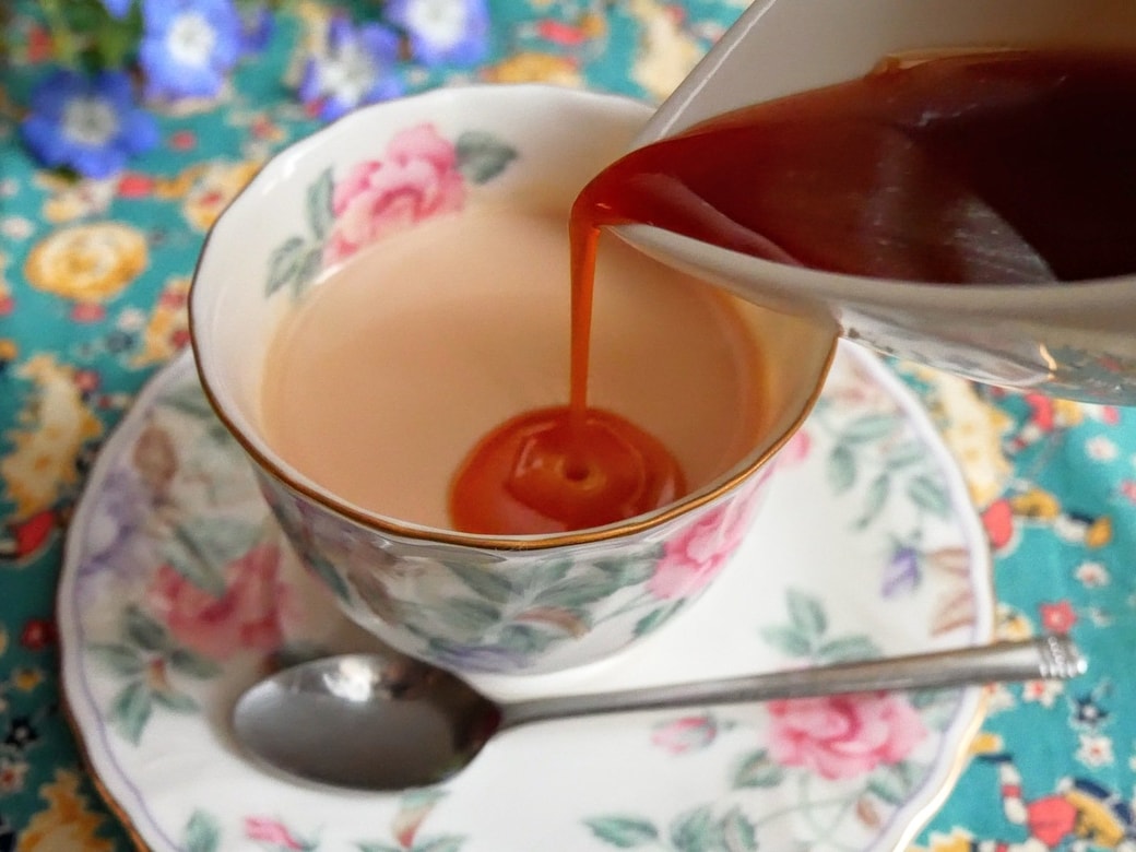 紅茶シロップをかけているところ