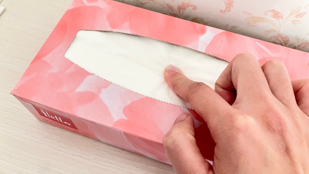 箱ティッシュの真ん中をトントンする様子