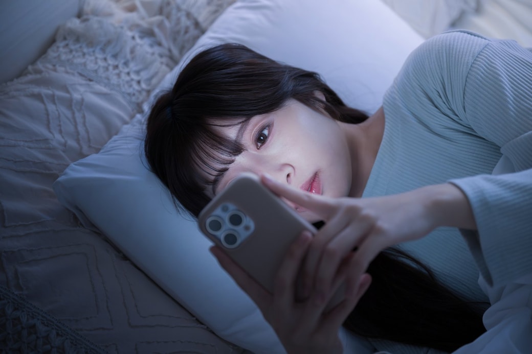 夜更かしする女性