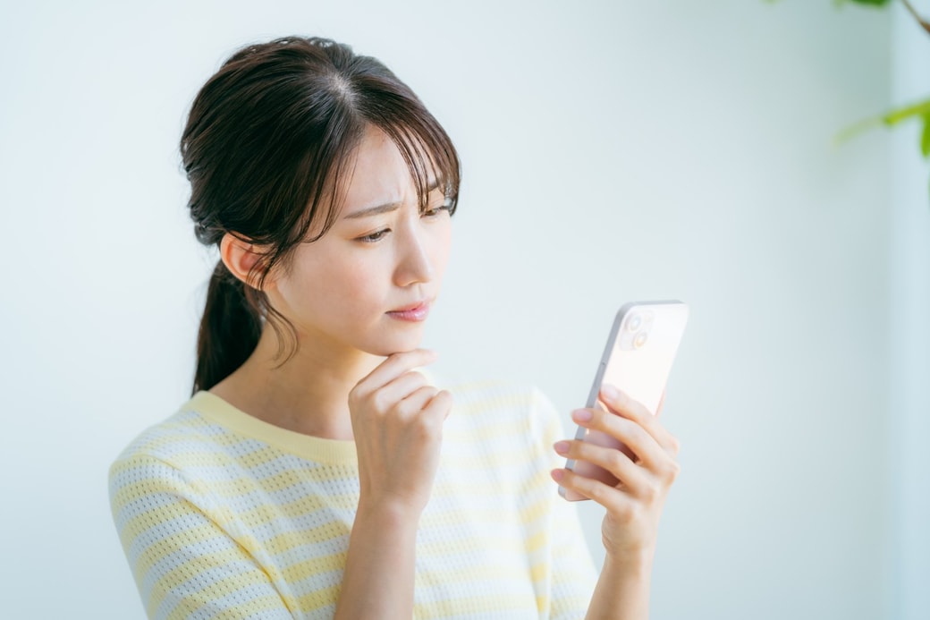 スマホでSNSを見る女性