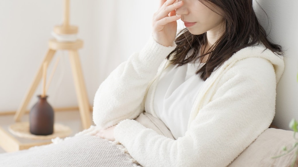 悩む女性
