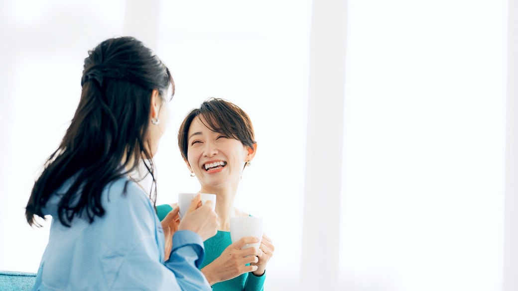 笑顔で話す女性たち