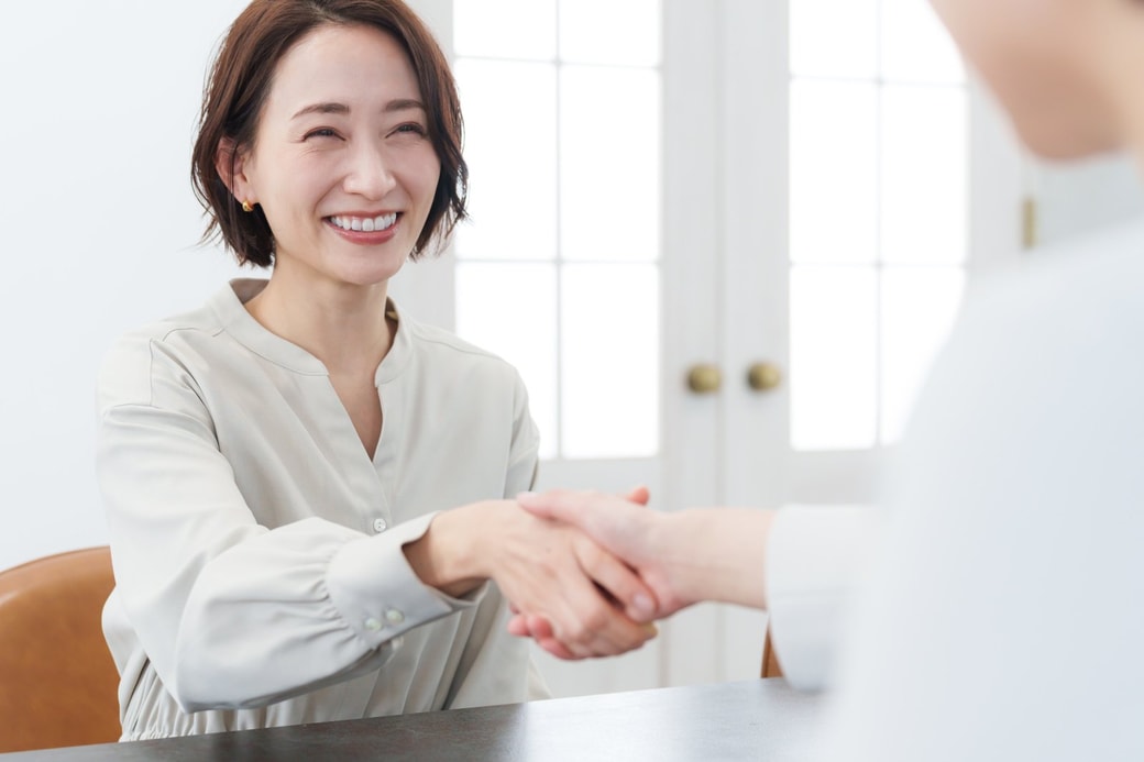 握手する女性