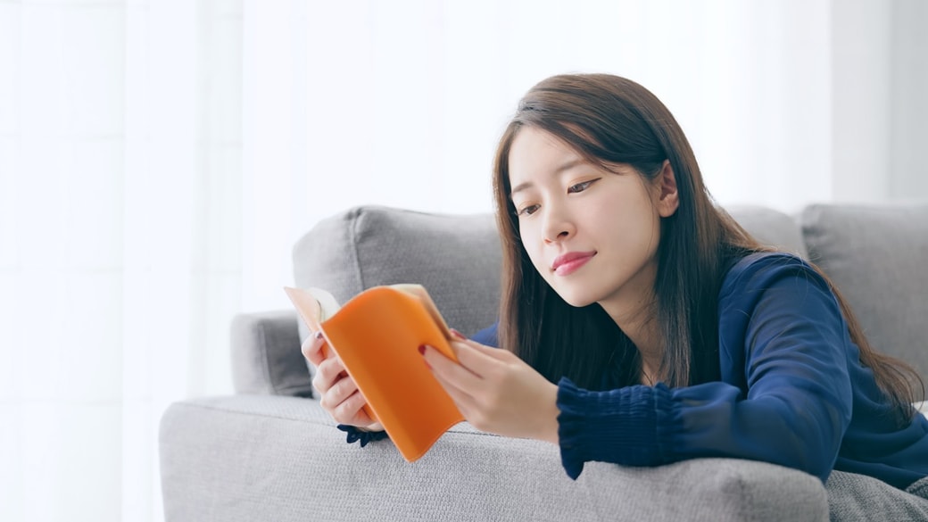 本を読む女性