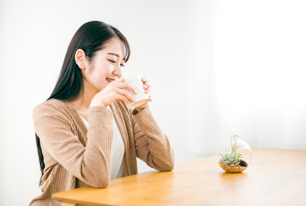 お茶をする女性