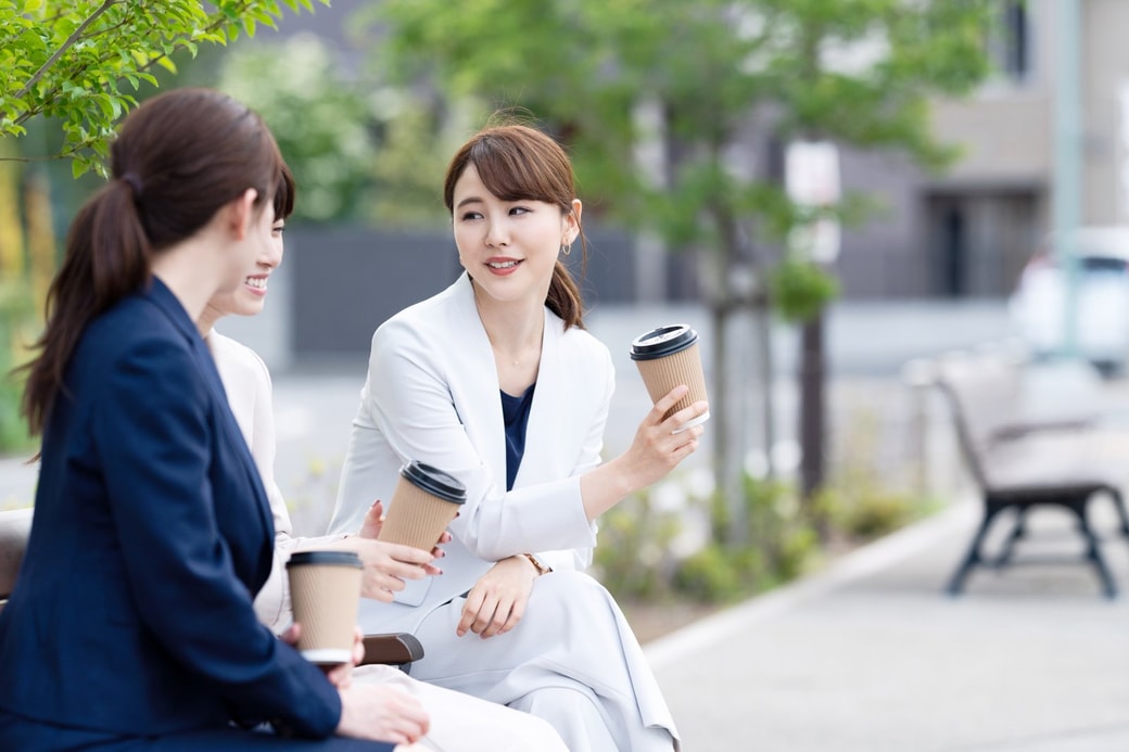 同僚と話す女性