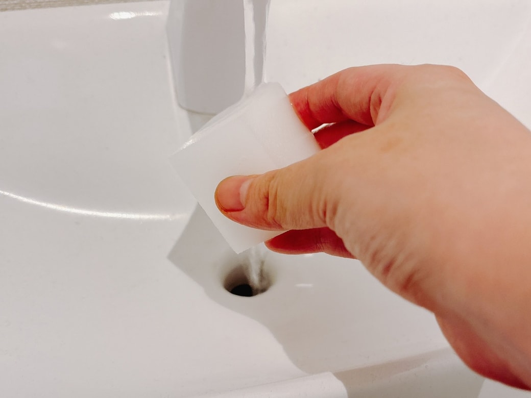 メラミンスポンジを水で濡らす