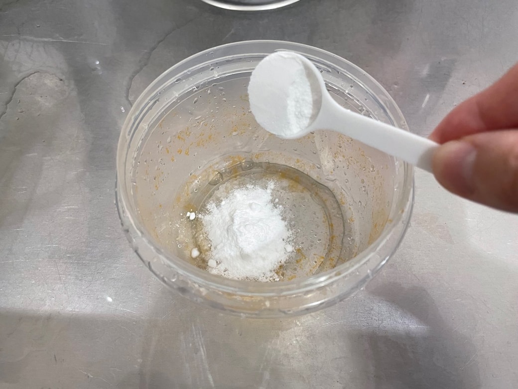 保存容器に重曹を入れる