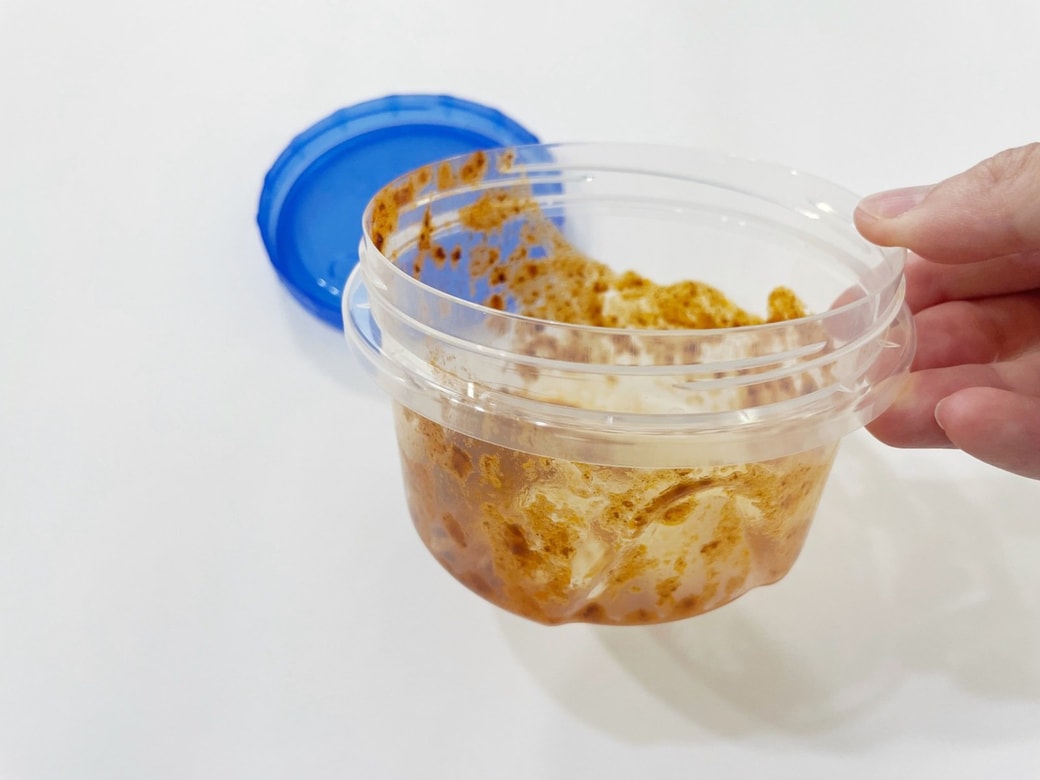 【before】油分が多いおかずを保存容器に入れた後の「ギトギトの油汚れ」