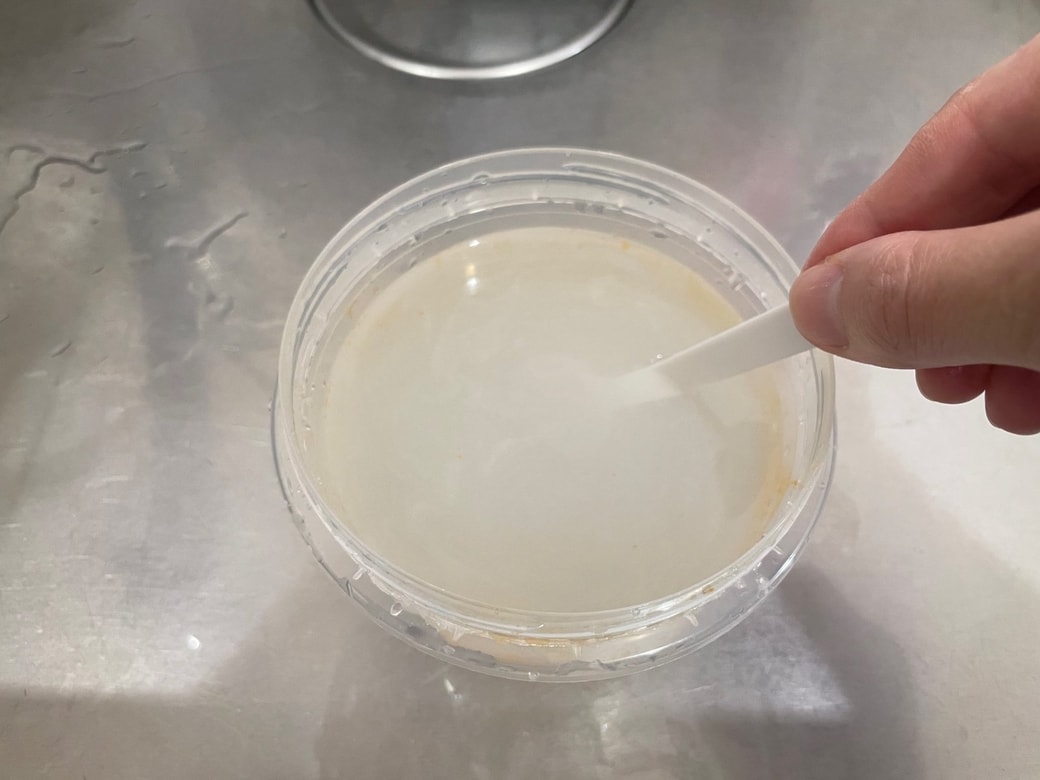 水を加えて重曹水を作る
