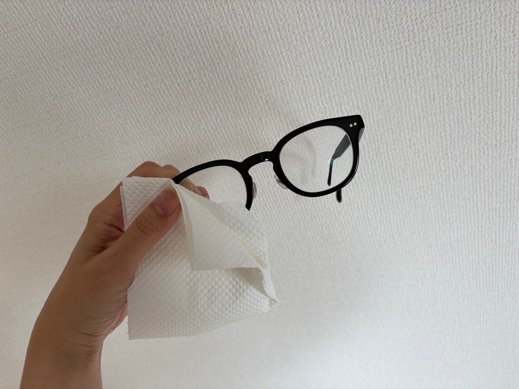 【NG】メガネのレンズ：傷がつきやすいので必ず専用クロスを使いましょう。