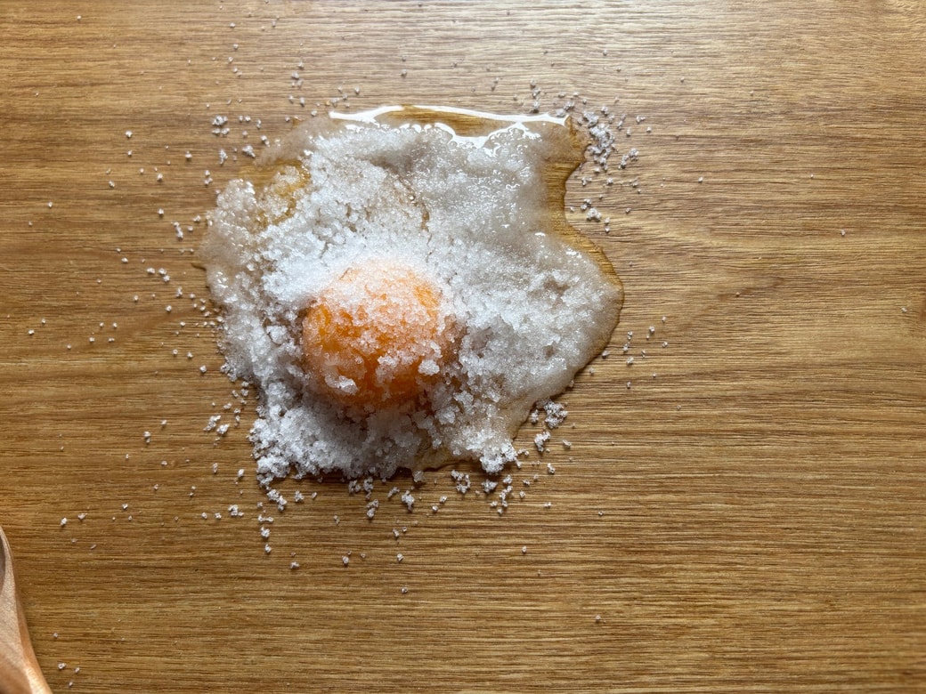 塩をふりかけた生卵