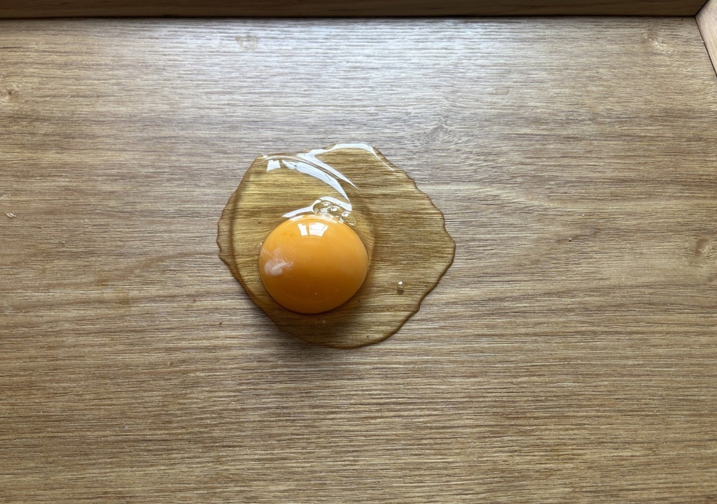 お盆の上に割った卵
