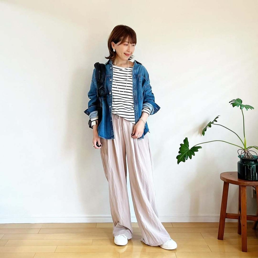 あえてカジュアルに着こなすのも、大人ならでは。