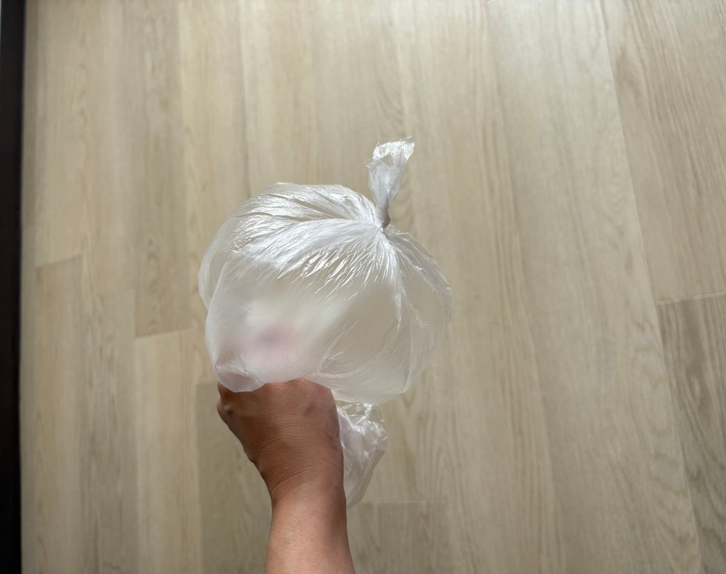 端をしっかり結んだビニール袋