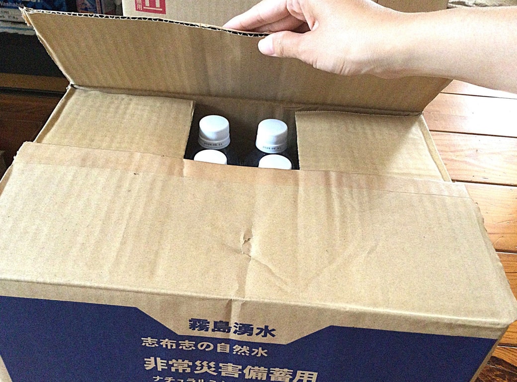 ボールペンの先端でダンボールを開封