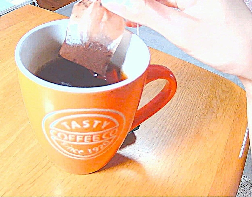 紅茶のティーバッグをゆっくり持ち上げる