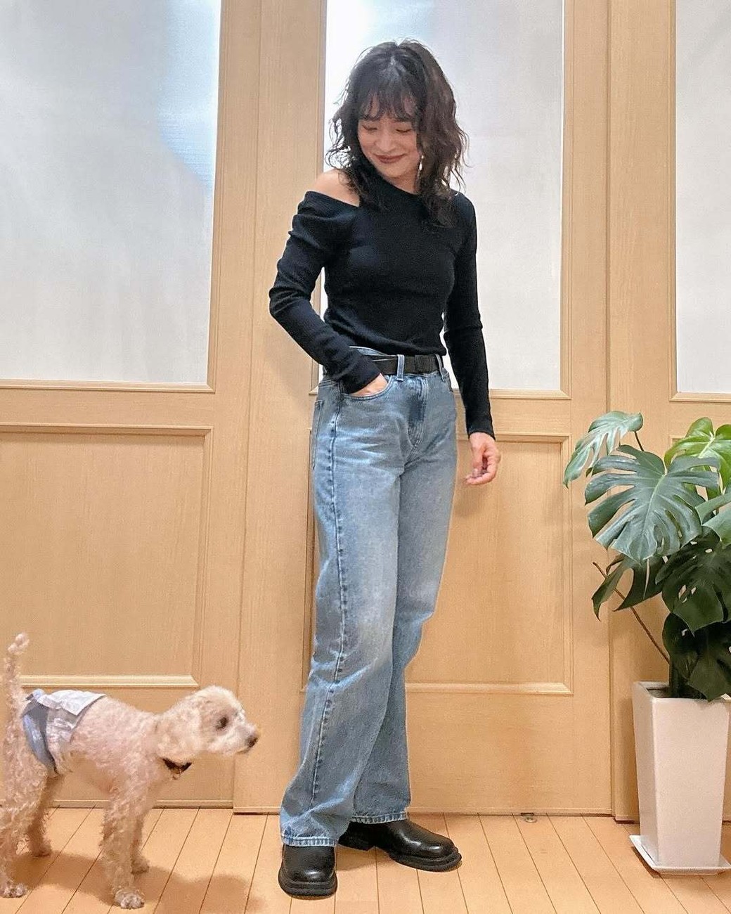 部分的なほどよい肌見せが大人女性にぴったりのコーデ。