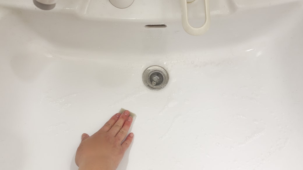 スポンジでやさしくこする
