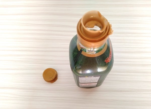キャップが残った空き瓶